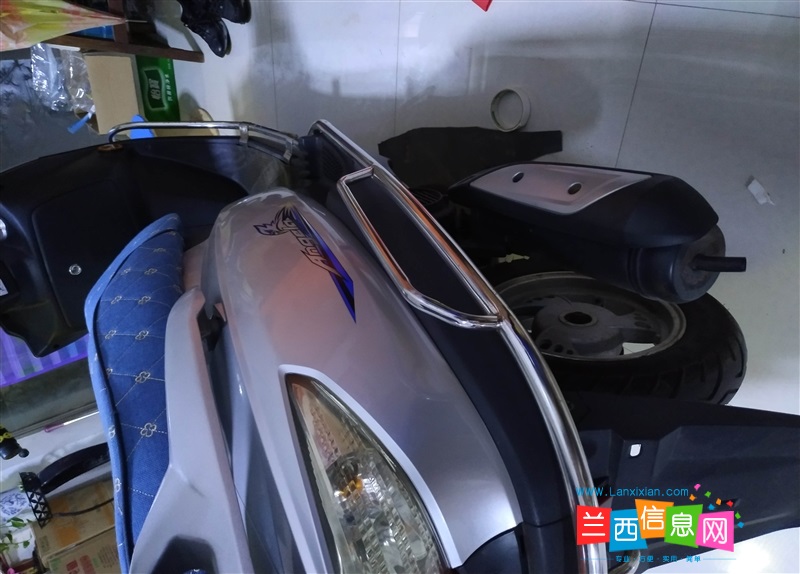 踏板摩托车